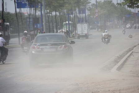 Đường đặt biển cấm xe từ 5 tấn ở 2 đầu đường nhưng xe tải nặng vẫn vô tư vi phạm...