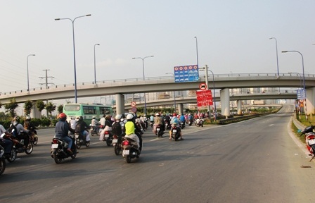 Trong khi vào những giờ cao điểm, lượng xe lên nhánh A cầu vượt Cát Lái không nhiều...