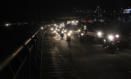 Hàng chục chiến sĩ cảnh sát PCCC nhanh chóng đến hiện trường để cứu hỏa...