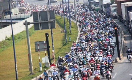 Trong khi vào những giờ cao điểm, lượng xe lên nhánh A cầu vượt Cát Lái không nhiều...