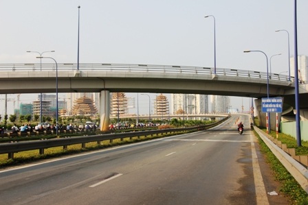 Trong khi vào những giờ cao điểm, lượng xe lên nhánh A cầu vượt Cát Lái không nhiều...