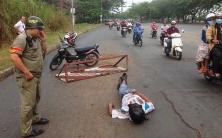 Tông hàng rào “chống thất thu”, 2 nạn nhân bị thương nặng