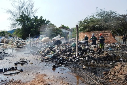 Vựa phế liệu rộng hàng trăm mét vuông đã bị cháy rụi nhiều tài sản ra tro.