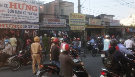 Nhiều lực lượng khẩn trương dập tắt đám cháy gần chợ Thủ Đức