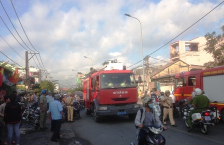 Nhiều lực lượng khẩn trương dập tắt đám cháy gần chợ Thủ Đức