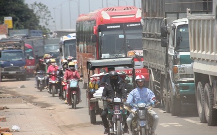 Nhiều người té ngã tại trạm thu phí cầu Đồng Nai