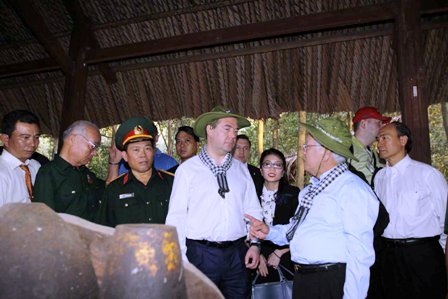 Thủ tướng Nga xuống tham quan hầm địa đạo.