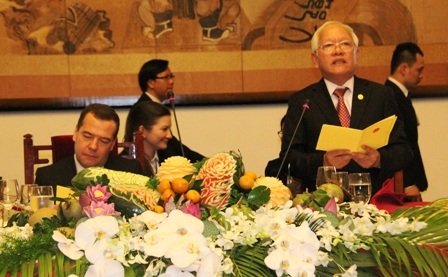 Thủ tướng dự buổi chiêu đãi của lãnh đạo UBND TPHCM tại phòng Khánh Tiết.