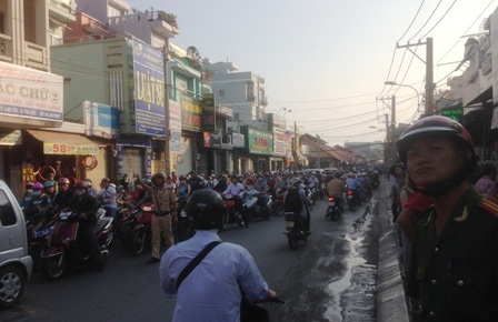 Nhiều lực lượng khẩn trương dập tắt đám cháy gần chợ Thủ Đức