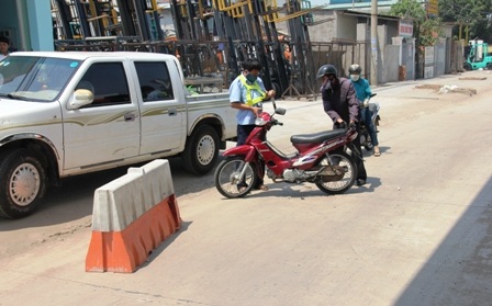 Nhiều người té ngã tại trạm thu phí cầu Đồng Nai