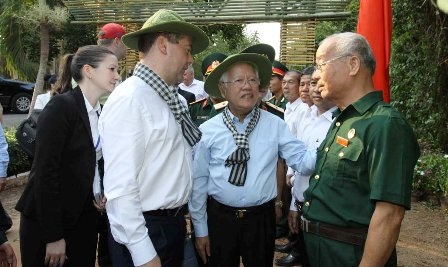 Thủ tướng Nga ấn tượng với di tích địa đạo Củ Chi