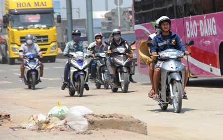 Nhiều người té ngã tại trạm thu phí cầu Đồng Nai