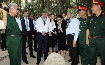 Thủ tướng Nga ấn tượng với di tích địa đạo Củ Chi