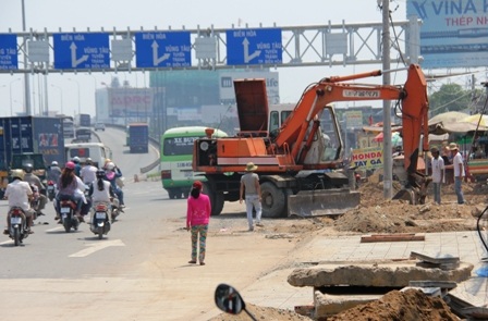 Nhiều người té ngã tại trạm thu phí cầu Đồng Nai