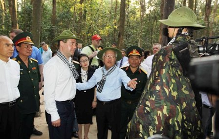 Thủ tướng Nga ấn tượng với di tích địa đạo Củ Chi