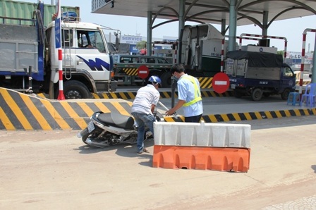 Nhiều người té ngã tại trạm thu phí cầu Đồng Nai