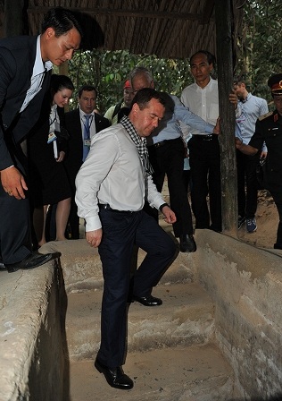 Thủ tướng Nga xuống tham quan hầm địa đạo.