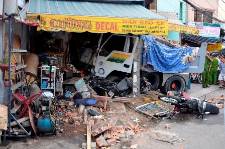 Hiện trường vụ tai nạn gây hậu quả đặc biệt nghiêm trọng về người và tài sản.