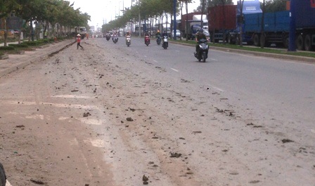 Xe ben tung hỏa mù trên đại lộ nghìn tỷ