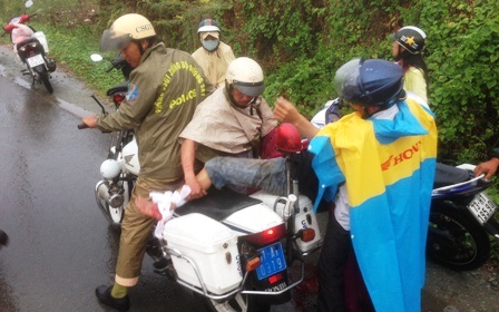 Ngay khi đến hiện trường, chiến sĩ CSGT Đội Cát Lái nhanh chóng tìm cách đưa nạn nhân đi cấp cứu.