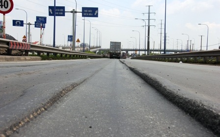 Đoạn đường lún nặng tạo rãnh sâu trên đại lộ Mai Chí Thọ kèo dài gần 1km.