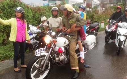 CSGT ôm chặt người bị nạn 