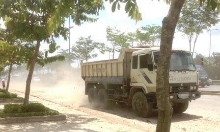 Xe ben tung hỏa mù trên đại lộ nghìn tỷ