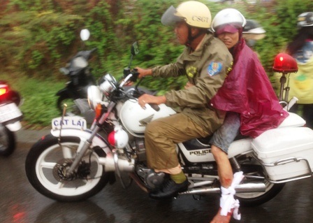 CSGT ôm chặt người bị nạn 