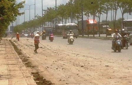 Thảm cảnh trên đại lộ Mai Chí Thọ được PV Dân trí ghi nhận vào trưa 27/5.