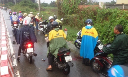 Người đi đường đã hỗ trợ đưa xe máy của nạn nhân về gởi tại tổ công tác Đội CSGT Cát Lái.