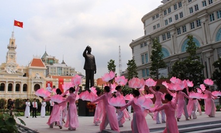 Nhà điêu khắc Lâm Quang Nơi, tác giả mẫu Tượng đài Bác Hồ có mặt tại lễ khánh thành.