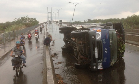 Hiện trường sự cố giao thông trên cầu Phú Mỹ.