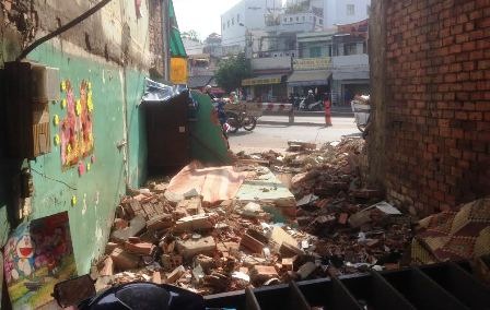 Nhắm mắt là ám ảnh cảnh cả gia đình thương vong vì xe tải lao vào nhà - 1 Căn nhà nơi vợ chồng bà Phước và những ngườ thân sinh sống giờ thành đống đổ nát sau tai nạn.