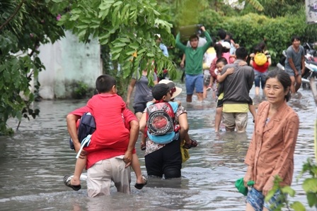 Nước mưa hoà cùng nước cống ô nhiễm bốc mùi hôi nồng nặc.