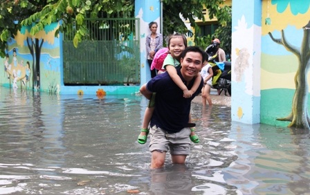 Nước mưa hoà cùng nước cống ô nhiễm bốc mùi hôi nồng nặc.