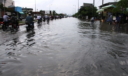 Sau cơn mưa chiều, người dân lội bì bõm trên tuyến đường nội ô đẹp nhất Sài Gòn