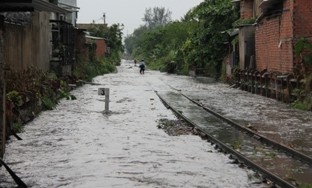 Tuyến đường sắt Bắc Nam đoạn qua địa bàn quận Thủ Đức chìm trong biển nước.