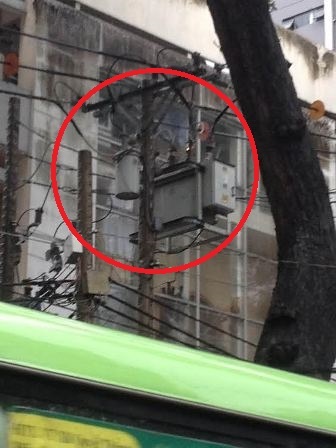 Nổ trụ điện trong cơn mưa, nhiều khu vực trung tâm mất điện - 2 Vụ nổ xảy ra tại trụ điện cao thế có máy đóng ngắt tự động trước trụ ở Hội Sân khấu TPHCM.