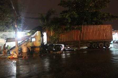 Hiện trường chiếc đầu kéo container làm loạn giữa khu dân cư trong đêm khuya
