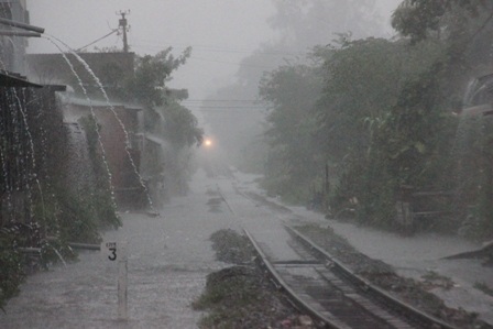 Mưa lớn kéo dài, TPHCM lại kẹt xe, ngập nước