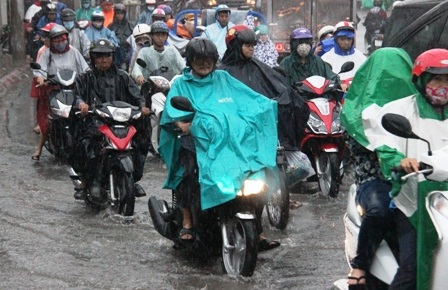 Ùn tắc giao thông do xe ngập nước trên đường Tô Ngọc Vân, quận Thủ Đức, TPHCM.