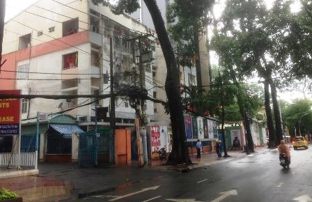 Nổ trụ điện trong cơn mưa, nhiều khu vực trung tâm mất điện - 1 Nổ trụ điện trong cơn mưa, nhiều khu vực trung tâm mất điện