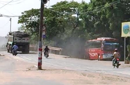 Cầu 13 tấn thường xuyên “cõng” xe gần... 30 tấn (Chị Hương xem có sử dụng tiếp được cho vụ PV bị hành hung ko nhé)