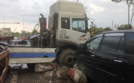 Hiện trường vụ tai nạn xảy ra trước trụ sở Đội CSGT Cát Lái.