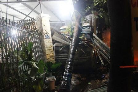 Hiện trường chiếc đầu kéo container làm loạn giữa khu dân cư trong đêm khuya