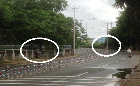 Tại khúc cua dốc này người dân đã tự lập 2 miếu cô hồn để cảnh báo tai nạn.