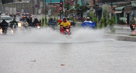 Nhiều tuyến đường ở Sài Gòn ngập trong biển nước.