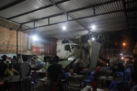 Hiện trường chiếc đầu kéo container làm loạn giữa khu dân cư trong đêm khuya