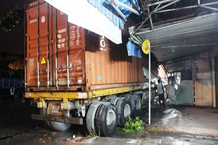 Hiện trường chiếc đầu kéo container làm loạn giữa khu dân cư trong đêm khuya