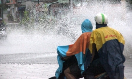 Nhiều tuyến đường ở Sài Gòn ngập trong biển nước.